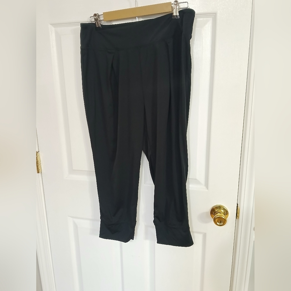 Fabletics Black Cropped Active Joggers Sz Med Athleisure Workout Gym Active